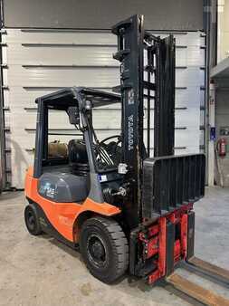 LPG Forklifts 2007  Toyota 42-7FGF25 TDL/écarteur (4)