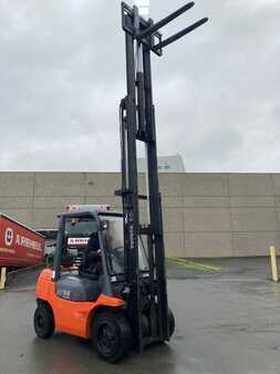 Treibgasstapler 2005  Toyota 02-7FGF30 (8)