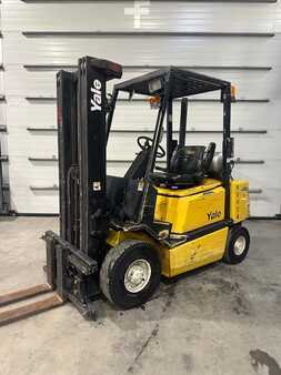 Gázüzemű targoncák 2001  Yale GLP25TFE triplex (1)