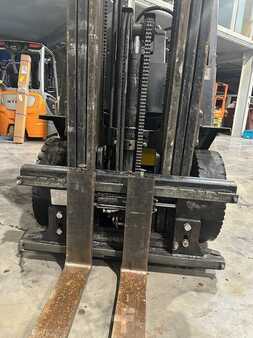 Gázüzemű targoncák 2001  Yale GLP25TFE triplex (6)