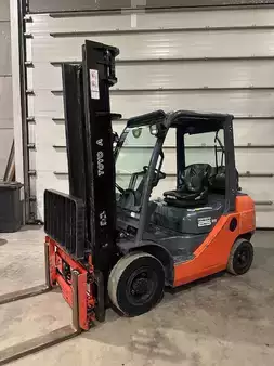 LPG heftrucks 2010  Toyota 02-8FGF25 TDL/écarteur (1)