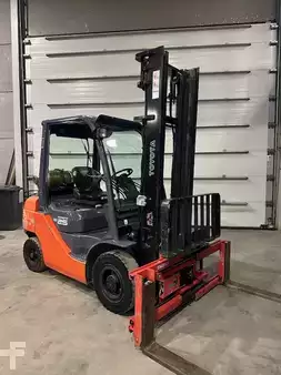 LPG heftrucks 2010  Toyota 02-8FGF25 TDL/écarteur (2)