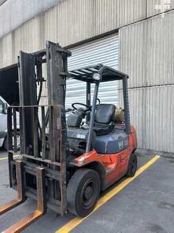 Empilhador a gás 2000  Toyota 42-7FGF25 (1)
