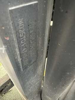 Carrelli elevatori GPL 2004  Linde H25T triplex 4 lignes (15)