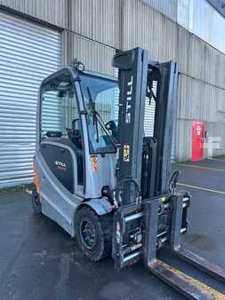 Carrelli elettrici 4 ruote 2016  Still RX60-30 triplex 1745 heures (1)