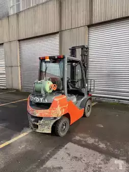 Gas gaffeltruck 2010  Toyota 02-8FGF25 TDL/écarteur (4)