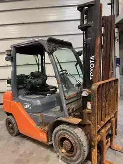 Gas gaffeltruck 2015  Toyota 02-8FGF25 rouillé  6034 heures (2)