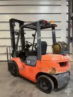 LPG heftrucks 2001  Toyota 42-7FGF25 (4)