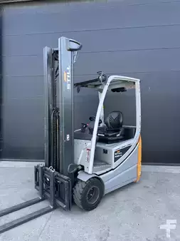 Carrelli elettrici 3 ruote 2019  Still RX20-14C triplex 5620mm 1405 heures (2)