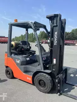 Wózki gazowe 2022  Toyota 02-8FGF18 triplex 2022 (1)