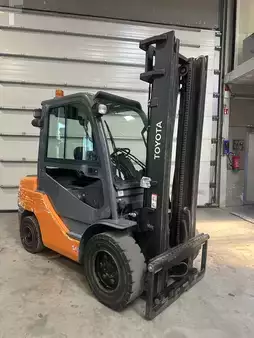 Carrelli elevatori diesel 2016  Toyota 52-8FDJF35 (1)