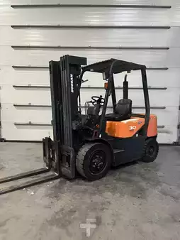 Diesel Forklifts 2009  Doosan D30G triplex 4556 heures (2)