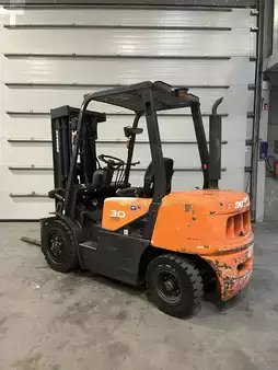 Diesel Forklifts 2009  Doosan D30G triplex 4556 heures (3)