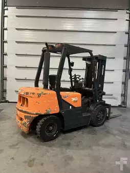 Diesel Forklifts 2009  Doosan D30G triplex 4556 heures (4)