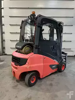 Chariots élévateurs GPL 2020  Linde H20T-01 triplex 725 heures (1)