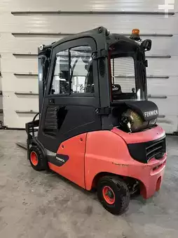 Chariots élévateurs GPL 2020  Linde H20T-01 triplex 725 heures (2)
