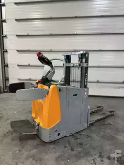 Stackers Stand-on 2018  Still EXD-SF20 516 heures 2024mm (2)