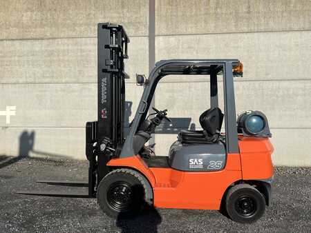 LPG Forklifts 2005  Toyota 42-7FGF25 (1)