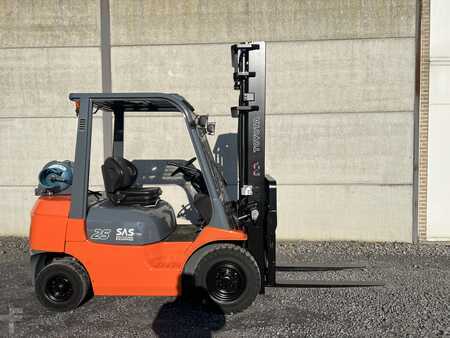 LPG Forklifts 2005  Toyota 42-7FGF25 (2)