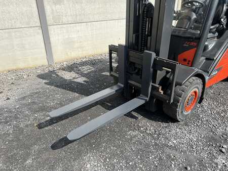 Carretilla elevadora GLP 2013  Linde H35T-02 EVO (4)