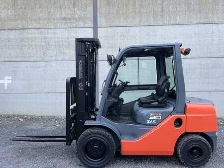 Carrelli elevatori diesel 2013  Toyota 02-8FDF30 (2)