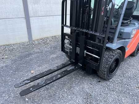 Carrelli elevatori diesel 2013  Toyota 02-8FDF30 (4)