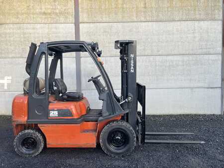Gas gaffeltruck 2005  Nissan UD02A25PQ (1)