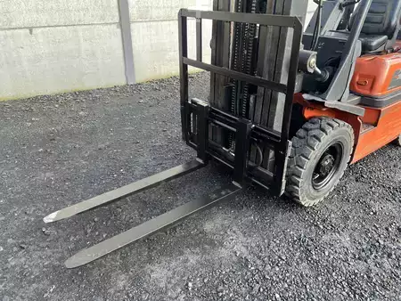 LPG Forklifts 2005  Nissan UD02A25PQ (6)