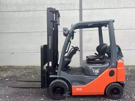 Empilhador a gás 2015  Toyota 02-8FGF15 (1)