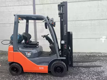 Empilhador a gás 2015  Toyota 02-8FGF15 (2)