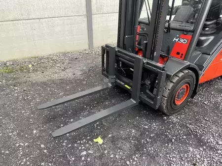 Empilhador diesel 2010  Linde H30D-01 (4)