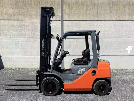 Empilhador diesel 2017  Toyota 02-8FDF25 (1)