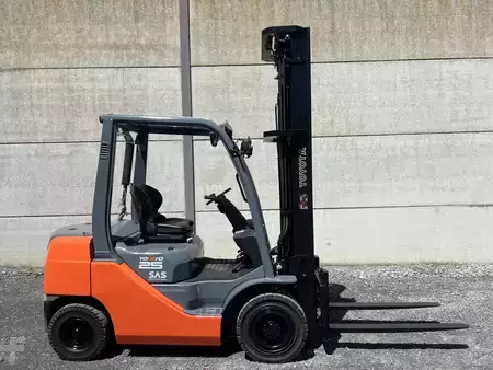 Empilhador diesel 2017  Toyota 02-8FDF25 (5)