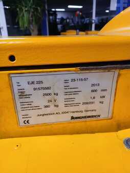 Porta-paletes elétrico 2013 Jungheinrich EJE 225 582 (2)