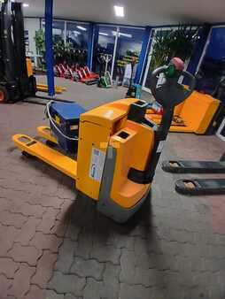 Porta-paletes elétrico 2016 Jungheinrich EJE 120 336 (1)