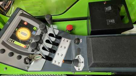Empilhador Quatro caminhos 2025  Combilift CBE3000 (4)