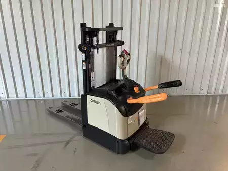 Pallet Stackers 2019  Crown ET 4000 (1)