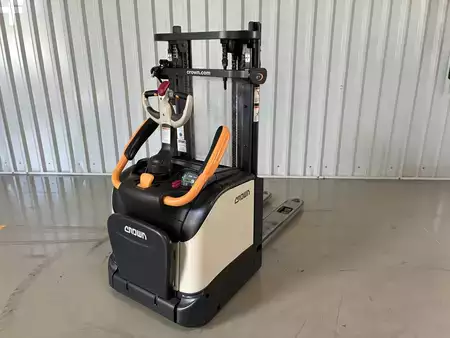 Pallet Stackers 2019  Crown ET 4000 (4)