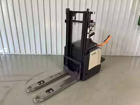 Pallet Stackers 2019  Crown ET 4000 (8)