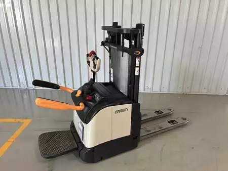 Pallet Stackers 2019  Crown ET 4000 (9)