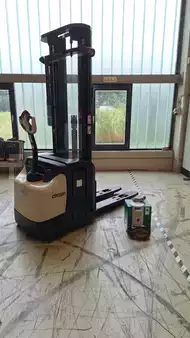 Stacker pedestre 2023  Crown ESi 4000 (2)