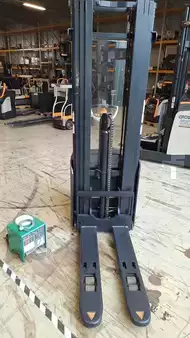 Stacker pedestre 2023  Crown ESi 4000 (3)