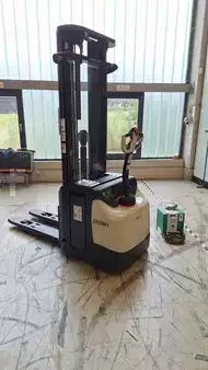 Stacker pedestre 2023  Crown ESi 4000 (1)