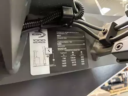 Schubmaststapler 2021  Crown ESR 1060 (9)
