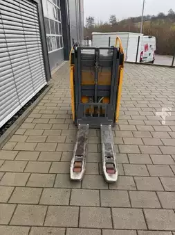 Stacker com assento  Jungheinrich ESD 220 (6)