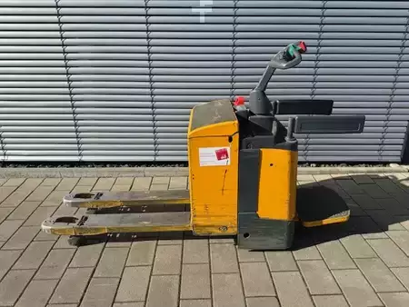 Transpaleta eléctrica 2008  Jungheinrich ERE 120 (4)