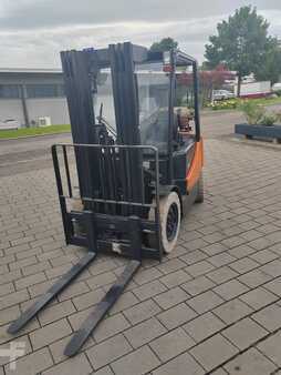 Empilhador a gás 2012  Doosan G25P-5 (2)