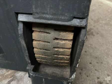 Chariots tracteurs 2015  Jungheinrich EZS130 (12)