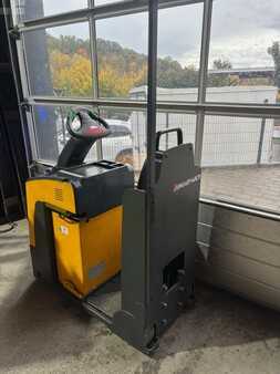 Chariots tracteurs 2015  Jungheinrich EZS130 (2)