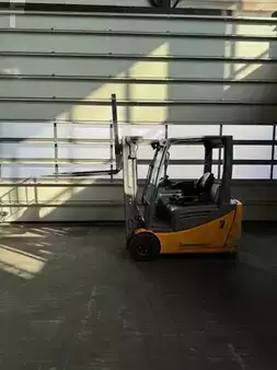 3-wiel elektrische heftrucks 2020  Jungheinrich EFG 220 (2)